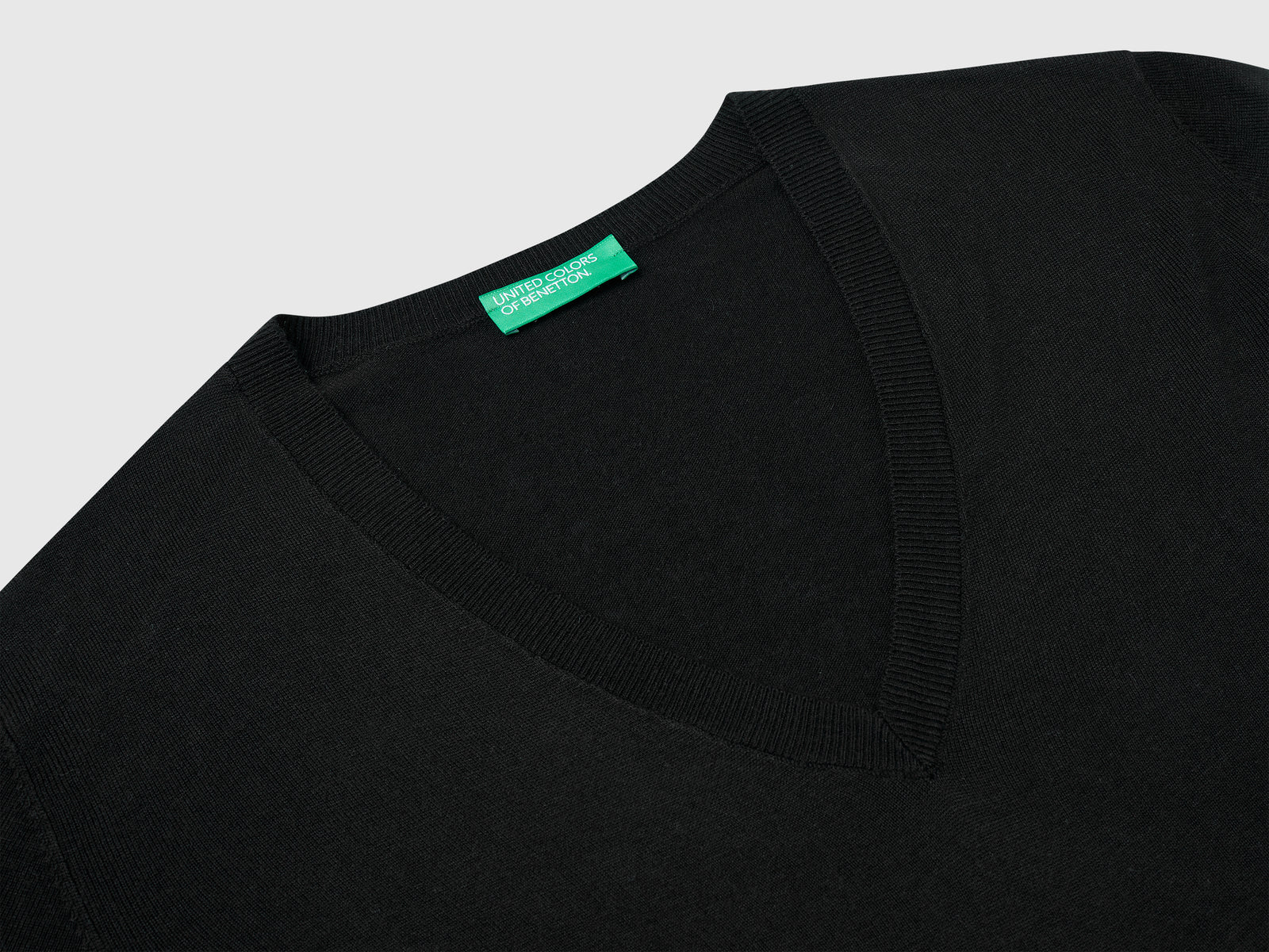 Maglia con scollo a V in misto seta da donna nero 3 | Benetton Outlet