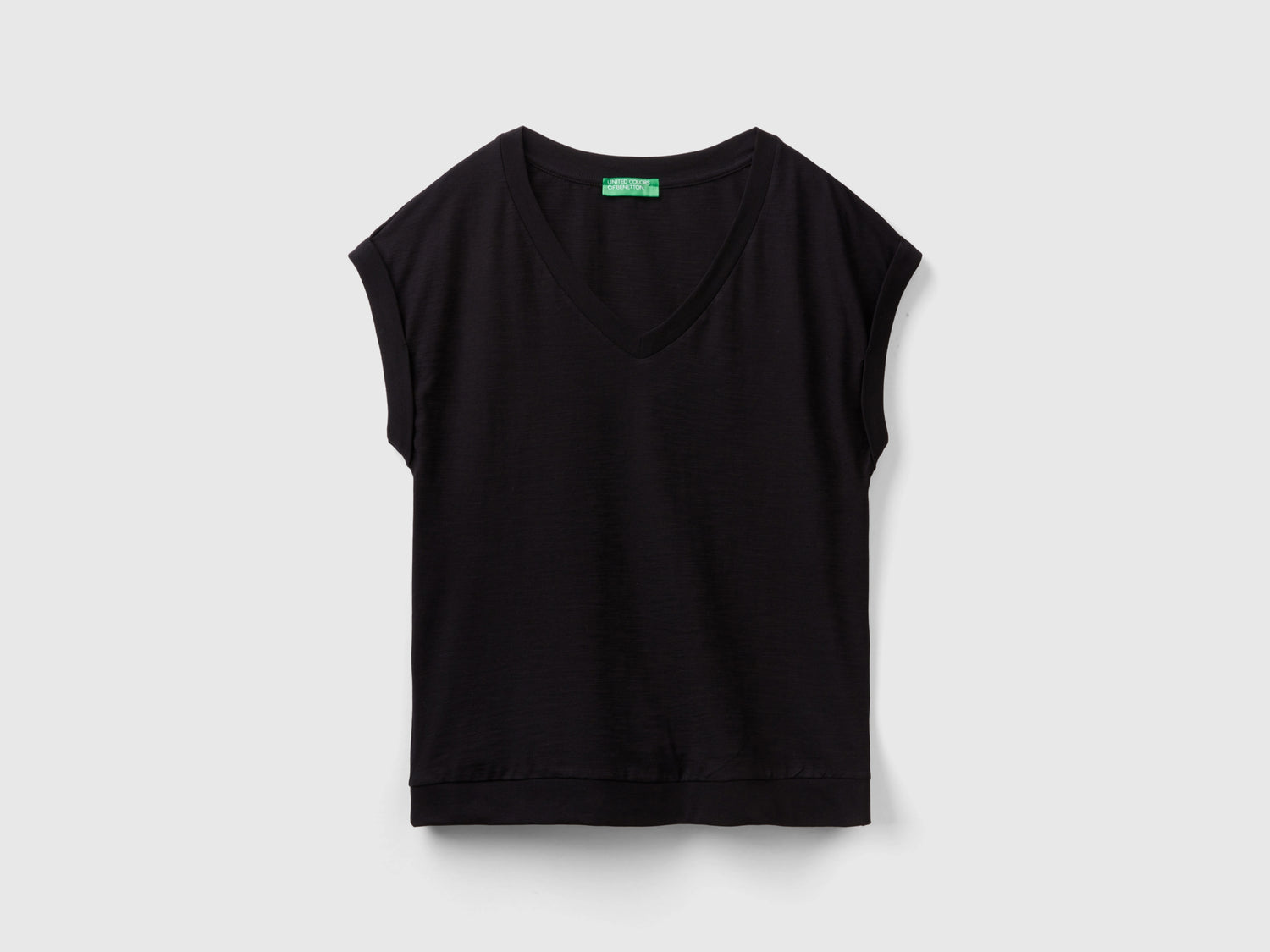 T-shirt con scollo a V da donna nero | Benetton Outlet
