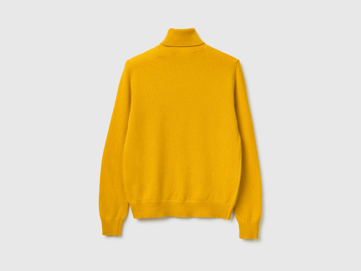 Maglione dolcevita giallo ocra in pura lana Merino