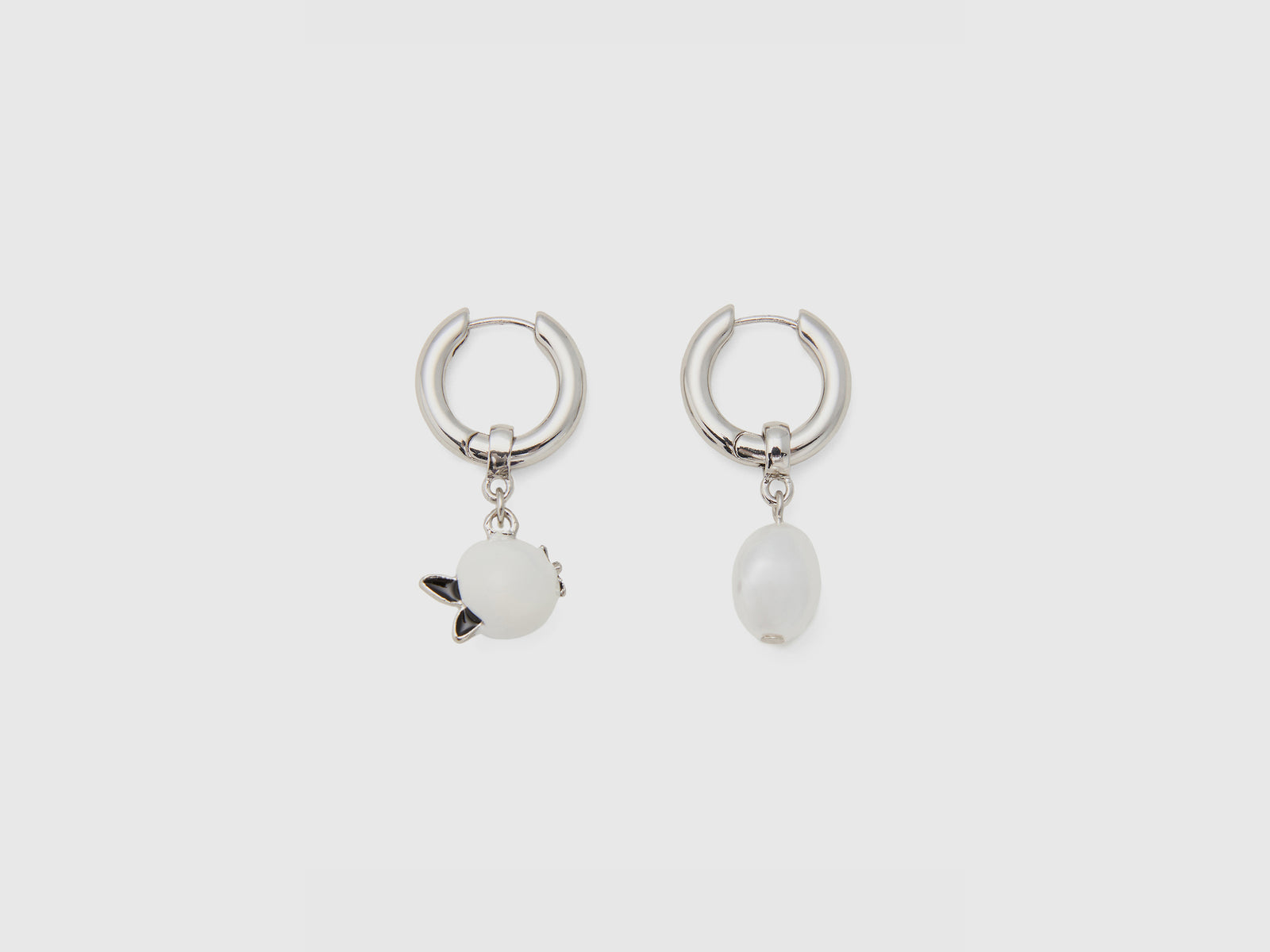Orecchini con pendente mirtillo e perla da donna bianco | Benetton Outlet