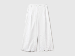 Pantaloni cropped in puro cotone leggero con ricami in sangallo sul fondo