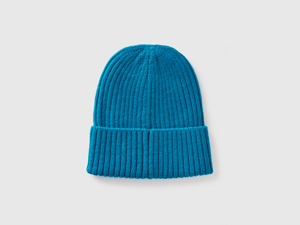 Berretto azzurro fluo con ricamo