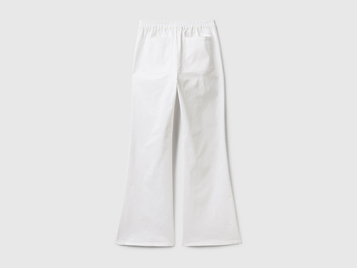 Pantaloni a zampa con spacchi