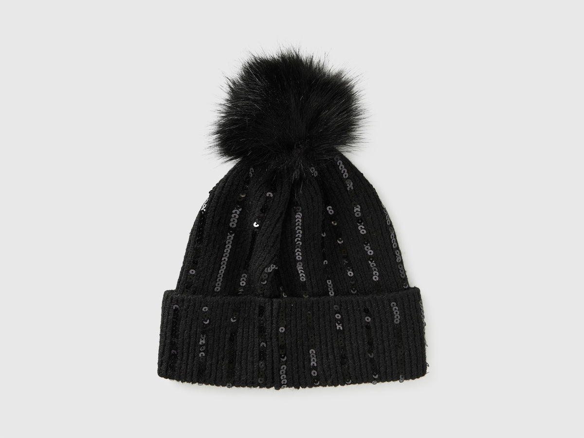 Cappello con pom pom e paillettes
