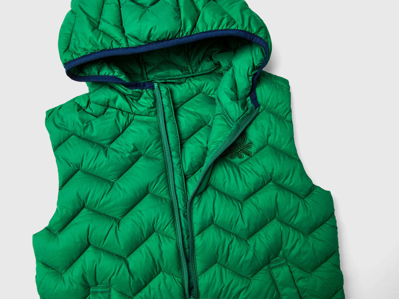 Padded vest with hood da bambino verde 3 | Benetton Outlet