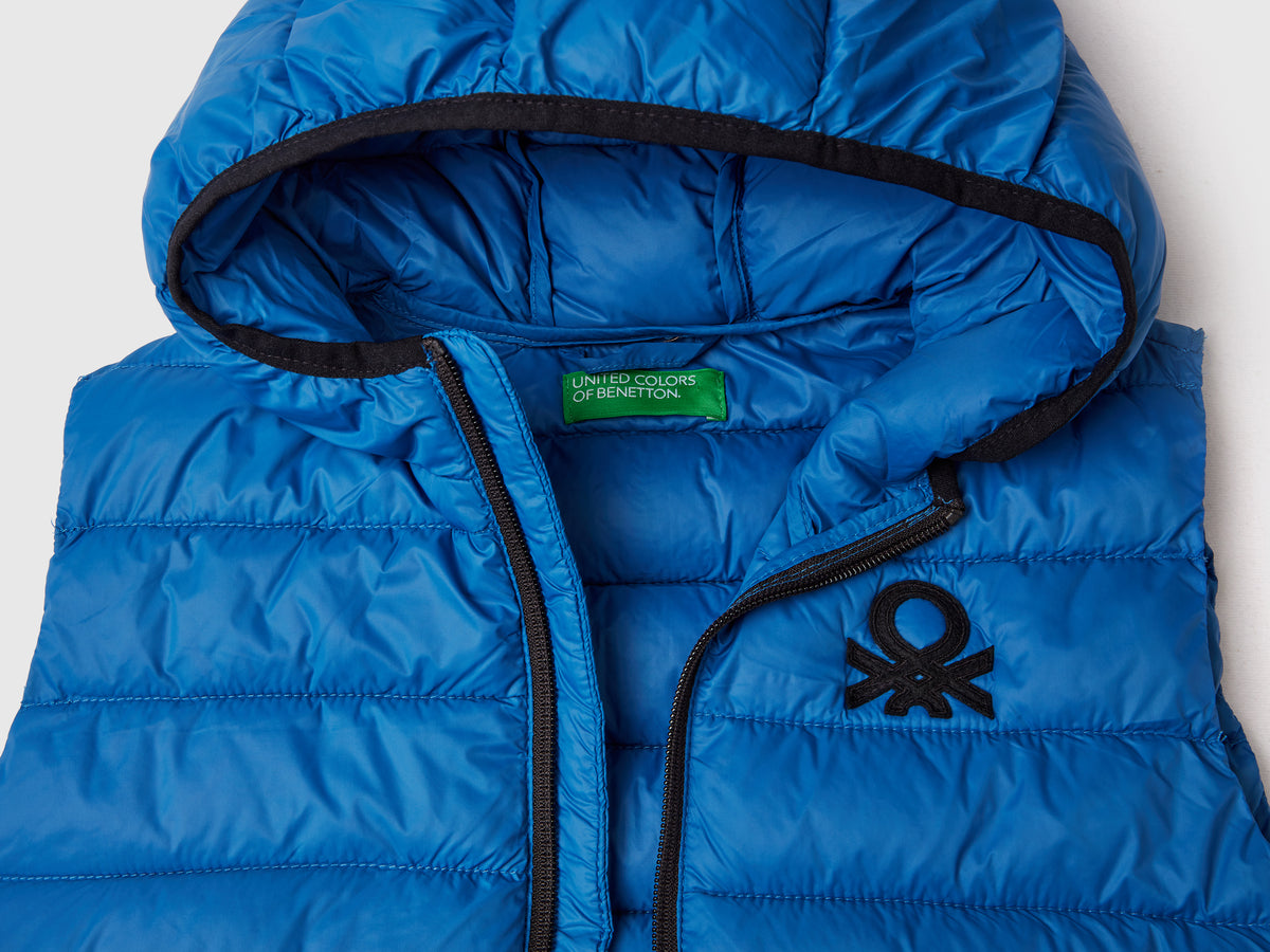 Gilet imbottito con cappuccio