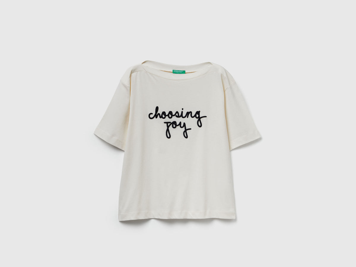 T-shirt con slogan ricamato