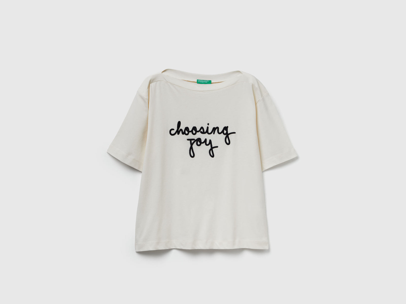 T-shirt con slogan ricamato da donna bianco panna | Benetton Outlet