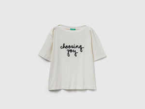 T-shirt con slogan ricamato
