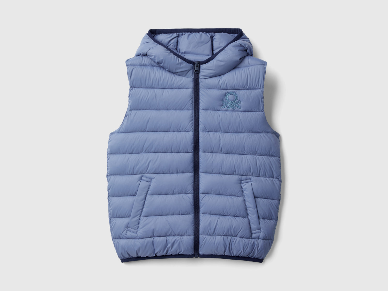 Gilet imbottito con cappuccio da bambino azzurro | Benetton Outlet