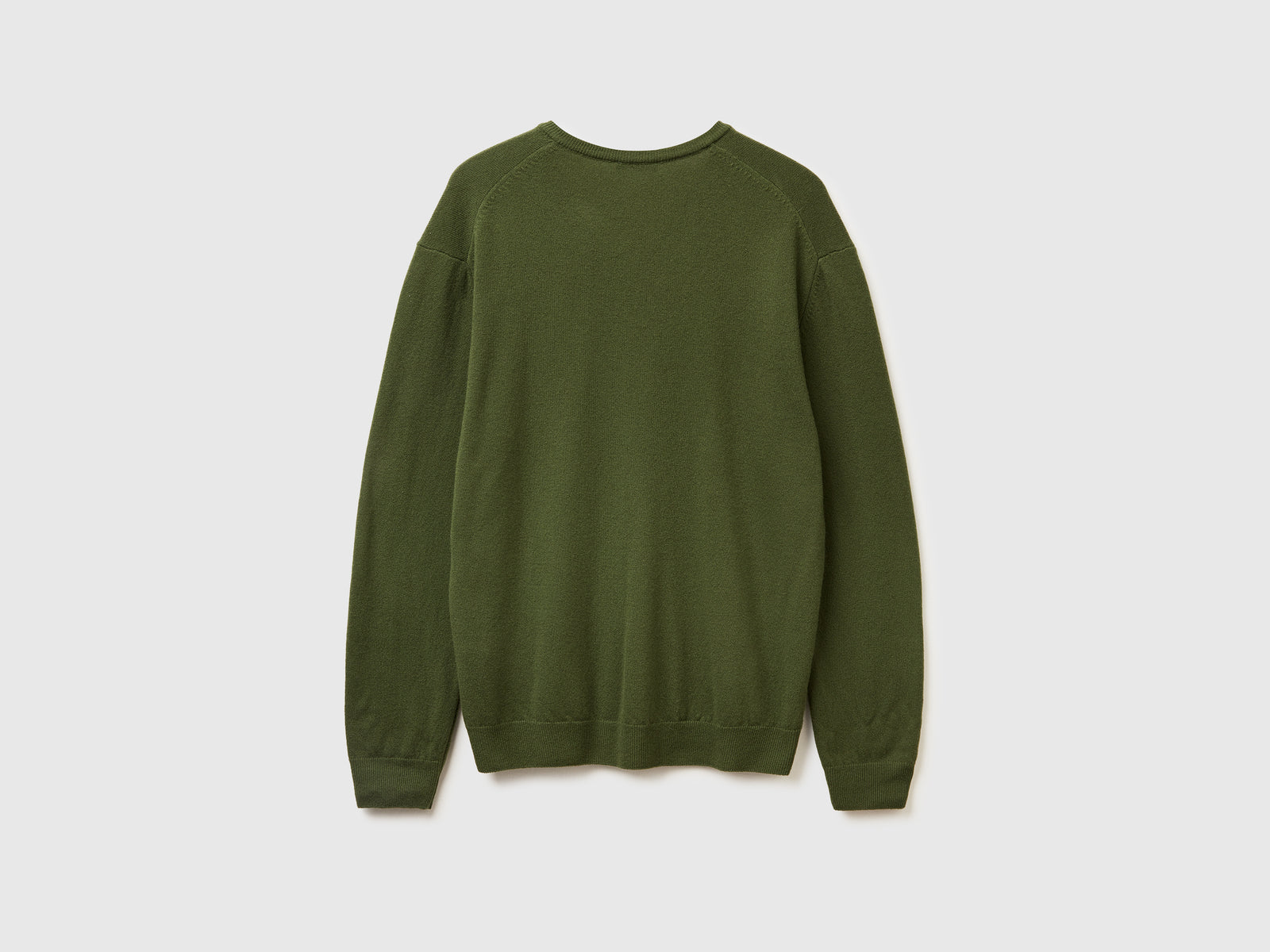 Maglia scollo a V in pura lana Merino da uomo verde oliva 2 | Benetton Outlet