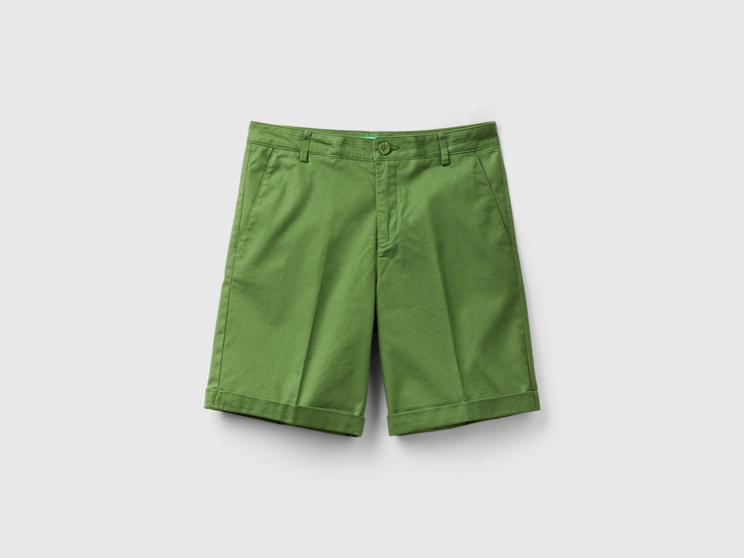 Bermuda in cotone elasticizzato da donna verde militare | Benetton Outlet
