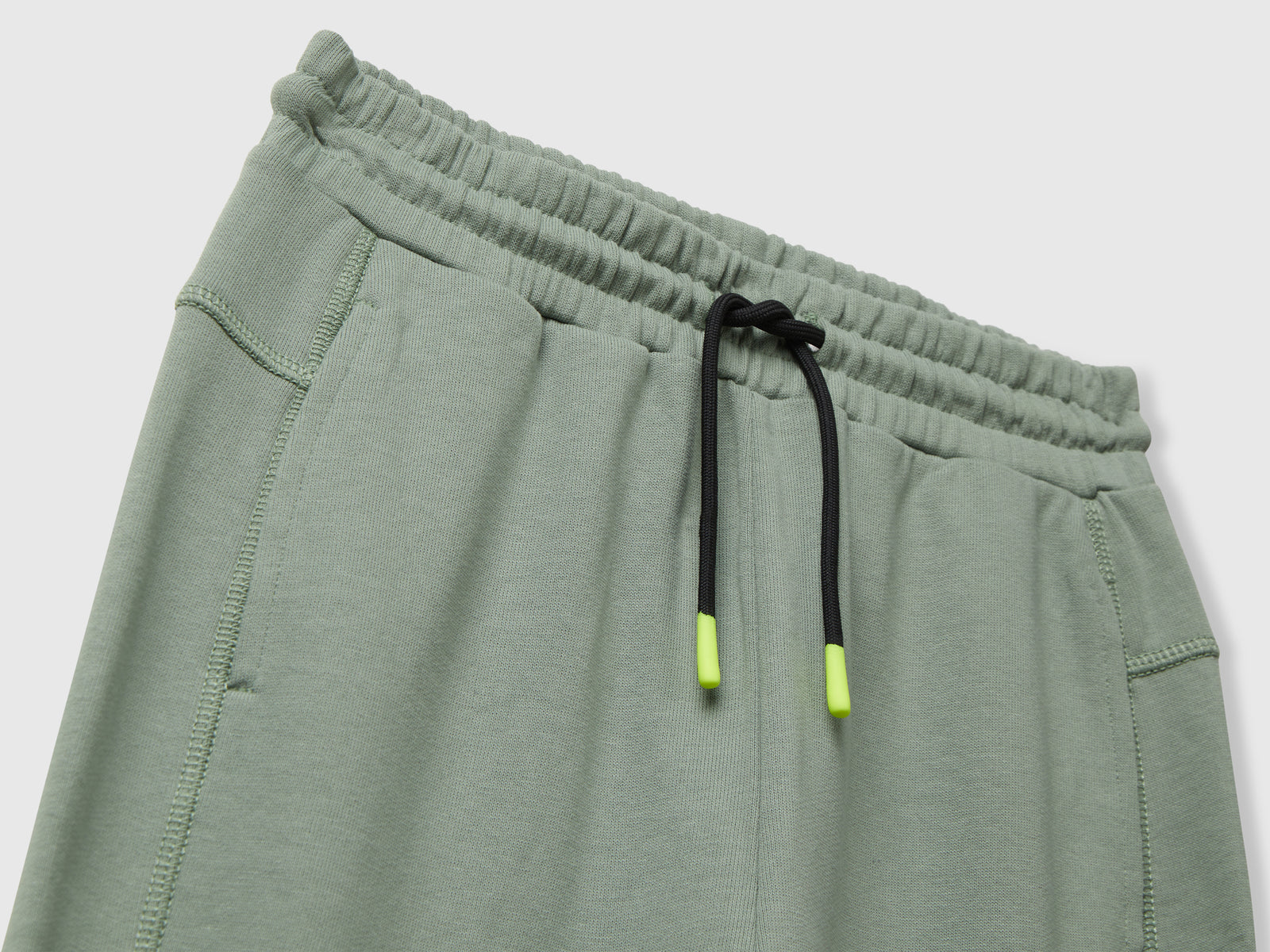 Pantaloni in felpa con stampa graffiti da bambino verde militare 3 | Benetton Outlet