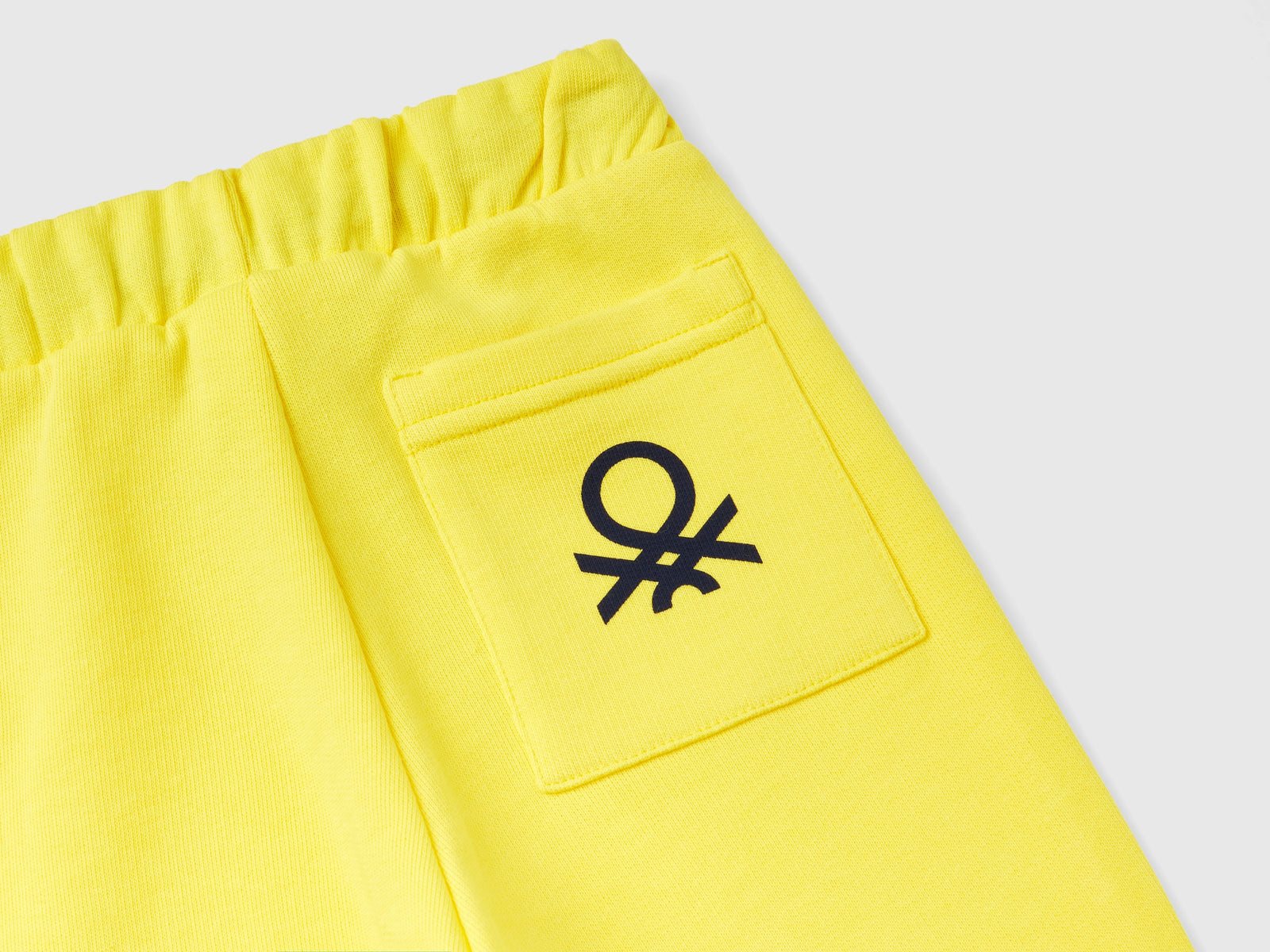 Pantaloni in felpa con taschino da bimbo giallo 2 | Benetton Outlet