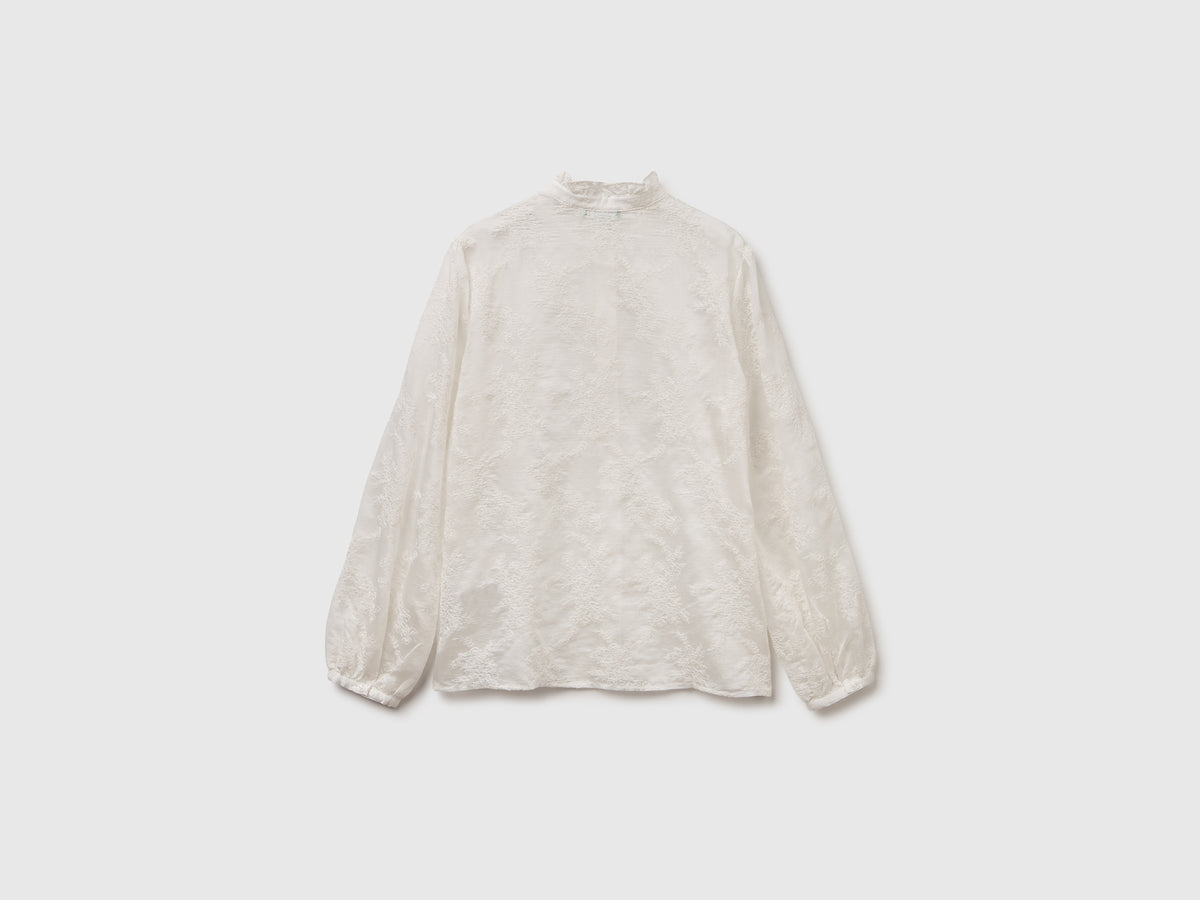 Blusa ricamata con collo rouches