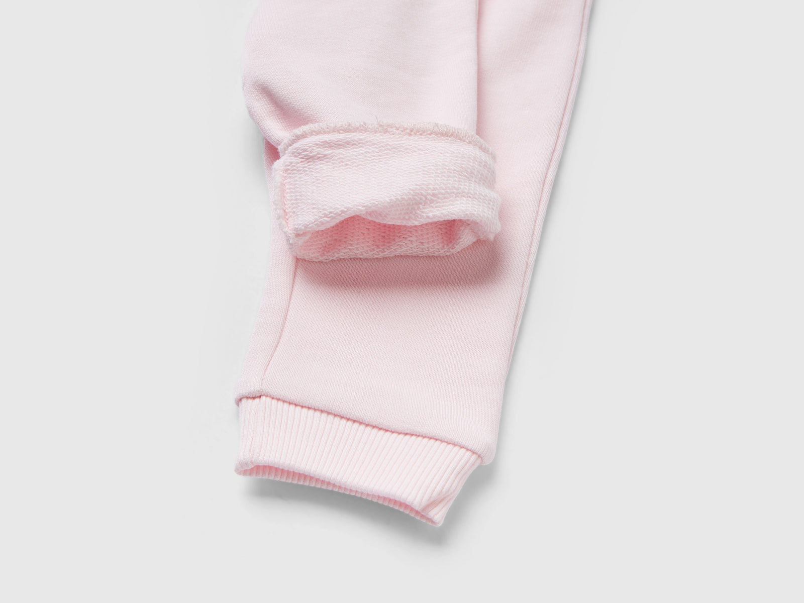 Pantaloni in felpa di cotone biologico da neonato rosa tenue 2 | Benetton Outlet
