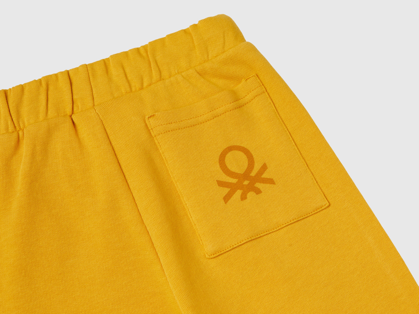 Pantaloni in felpa con taschino da bimbo senape 3 | Benetton Outlet