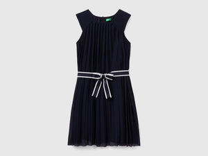 Vestito plissettato con cintura