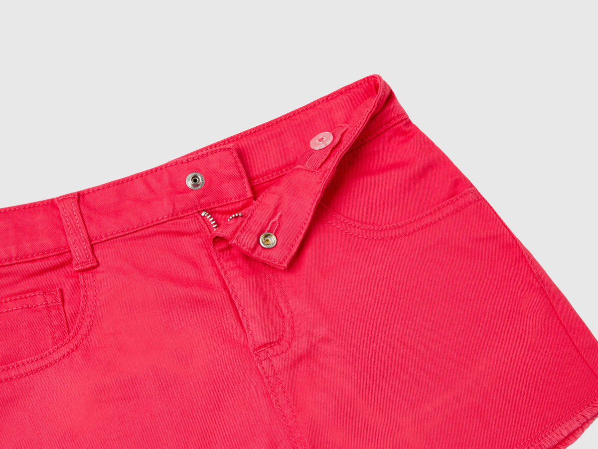 Shorts sfrangiati in cotone stretch
