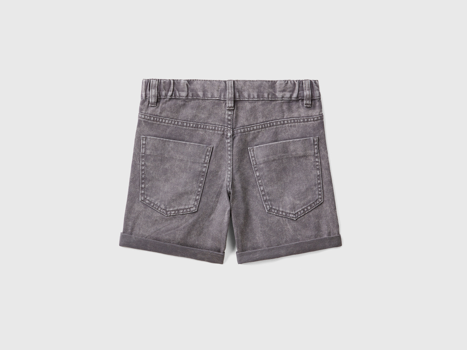 Pantaloni corti in puro cotone tinto capo da bambino grigio scuro 2 | Benetton Outlet