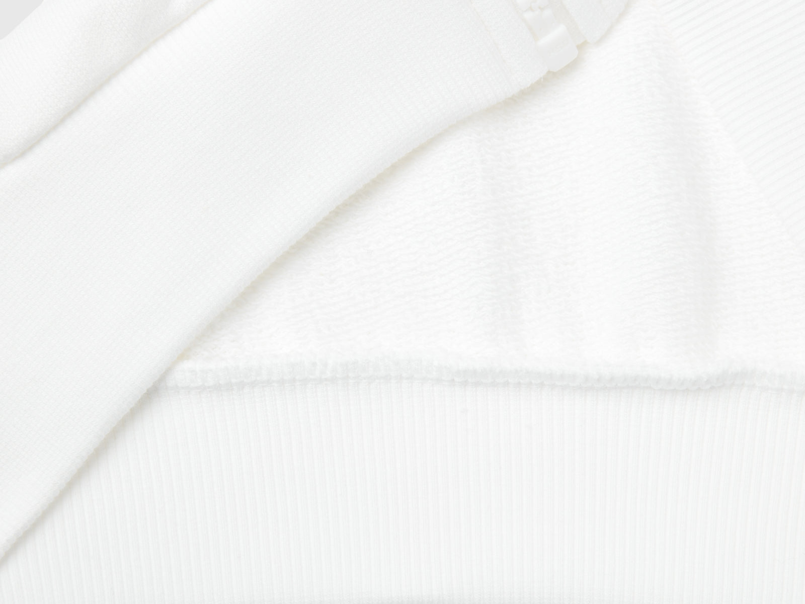 Felpa con zip e colletto da bambina bianco panna 3 | Benetton Outlet