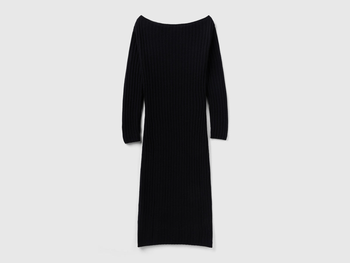 Abito in maglia con scollo a barchetta