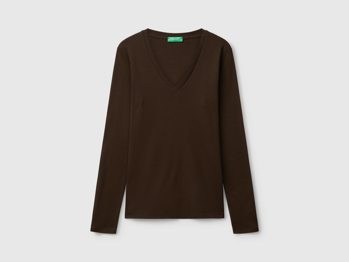 T-shirt  scuro con scollo a V