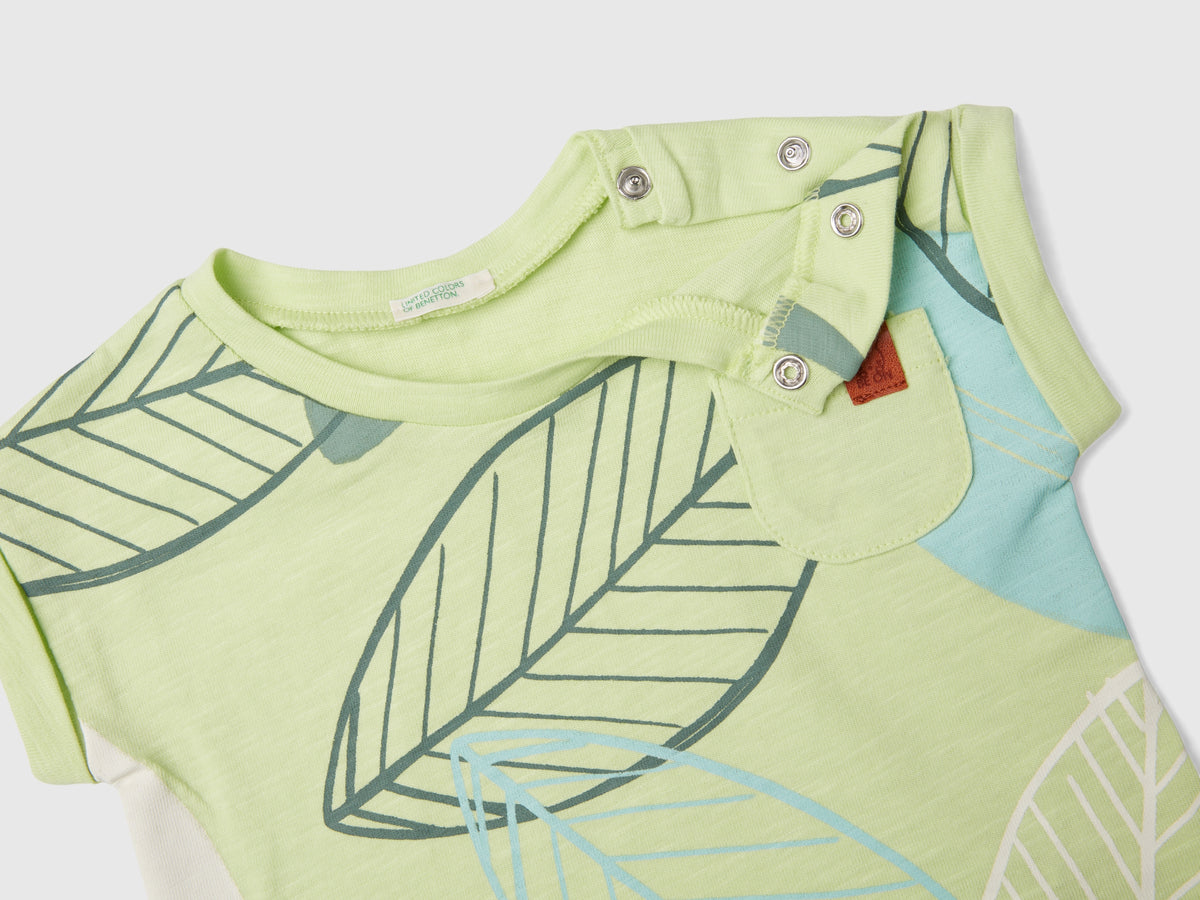 T-shirt con stampa esotica