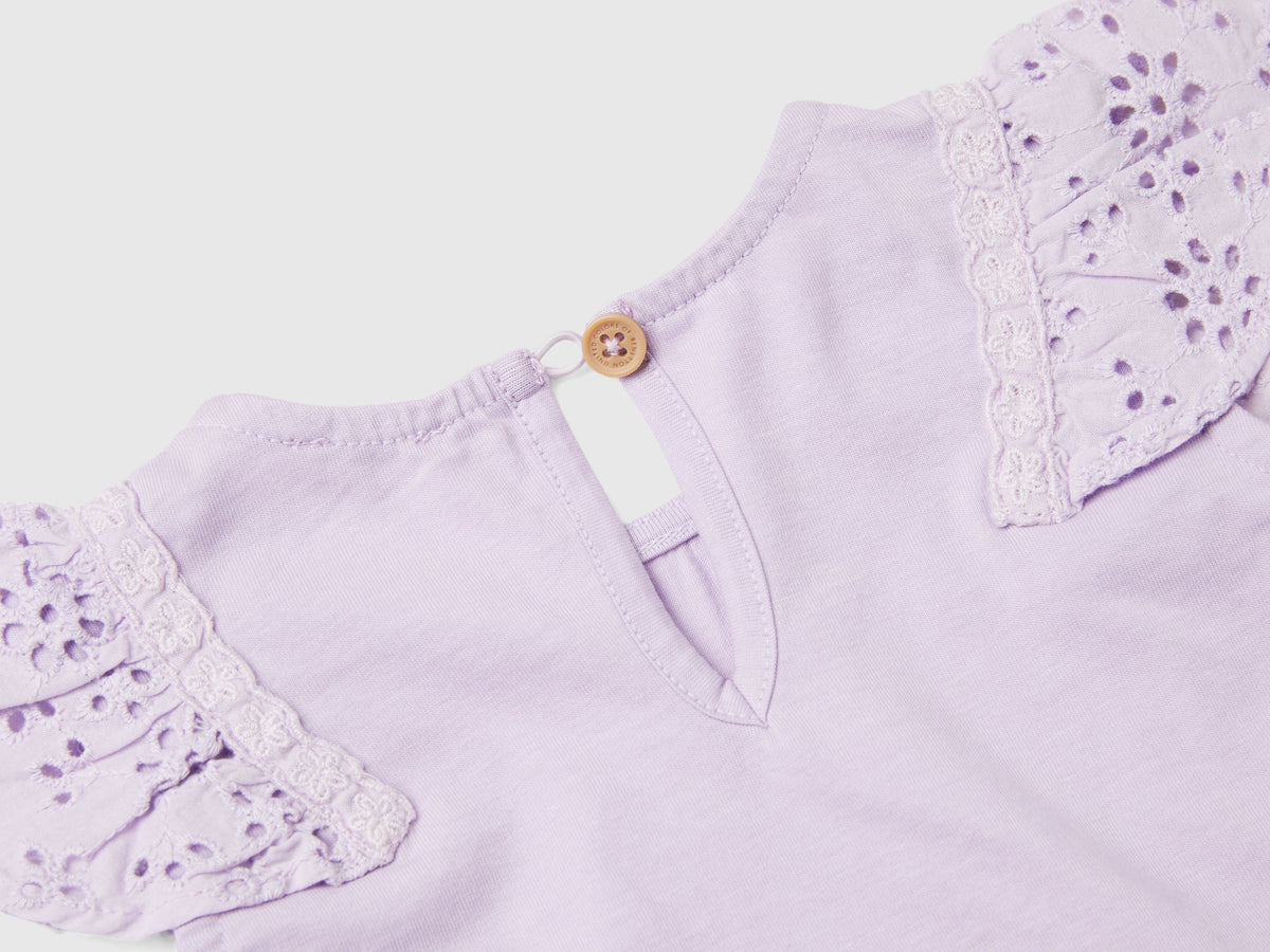 T-shirt con manica sangallo