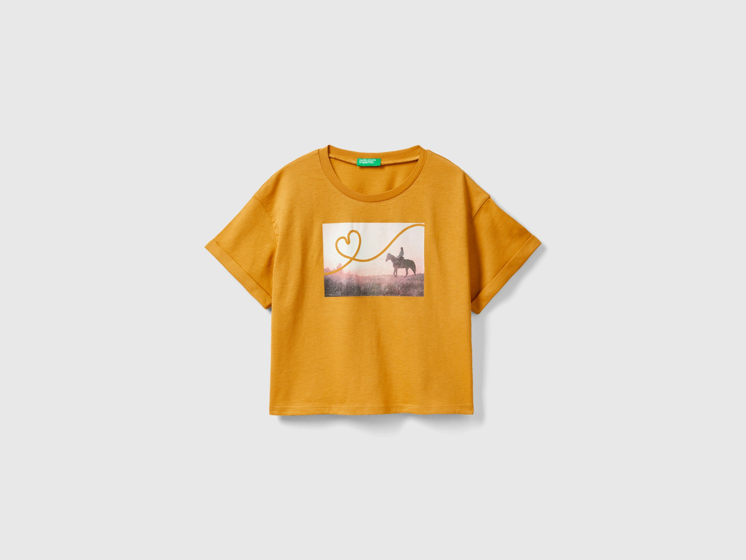 T-shirt con stampa fotografica cavalli da bambina senape | Benetton Outlet
