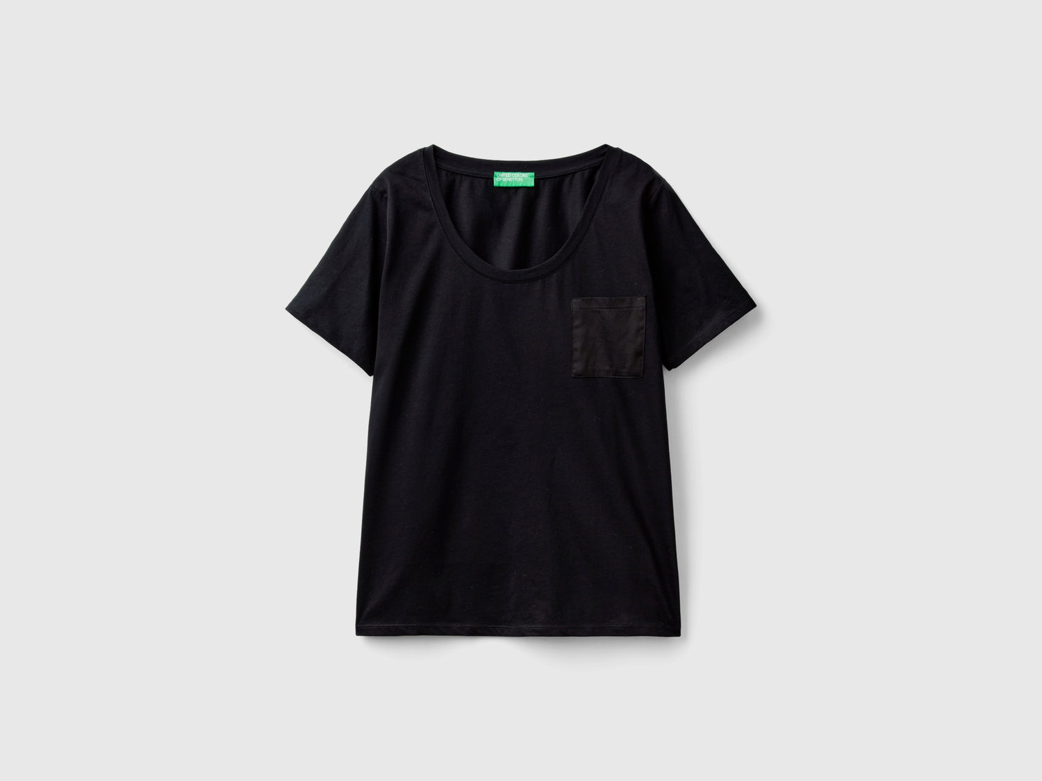 T-shirt con taschino in raso da donna nero | Benetton Outlet