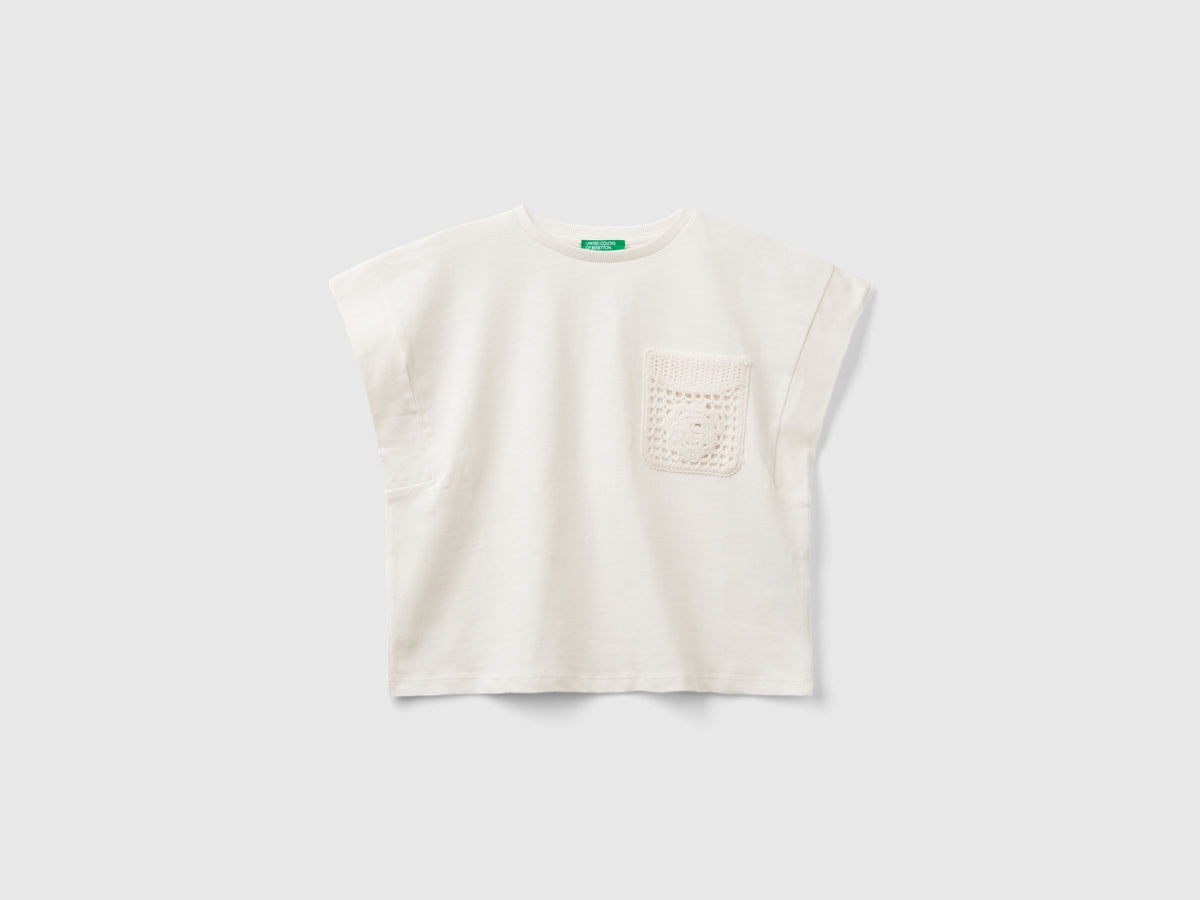 T-shirt con patch macramè