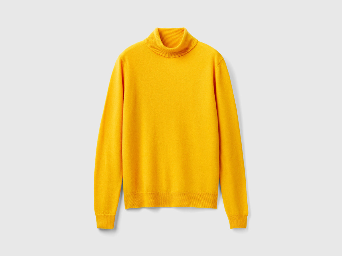 Maglione dolcevita giallo ocra in pura lana Merino