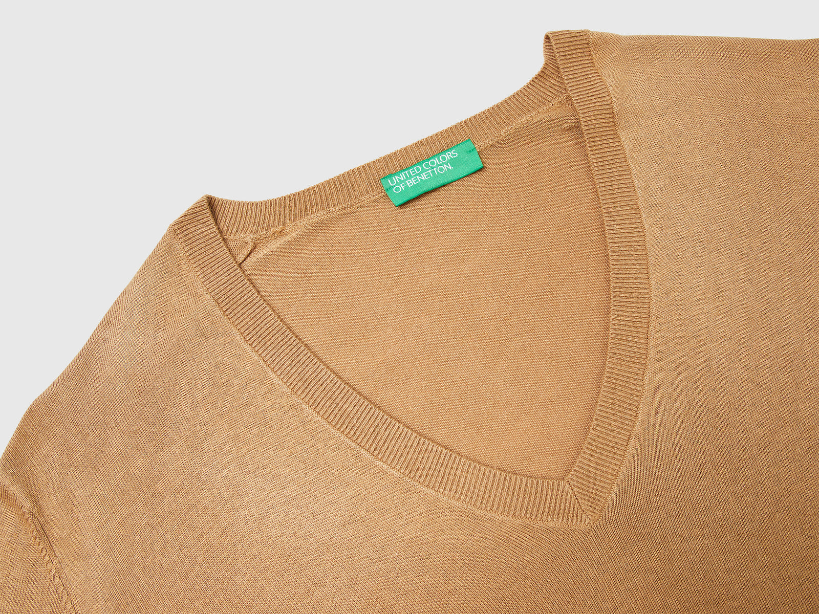 Maglia con scollo a V in misto seta da donna cammello 3 | Benetton Outlet