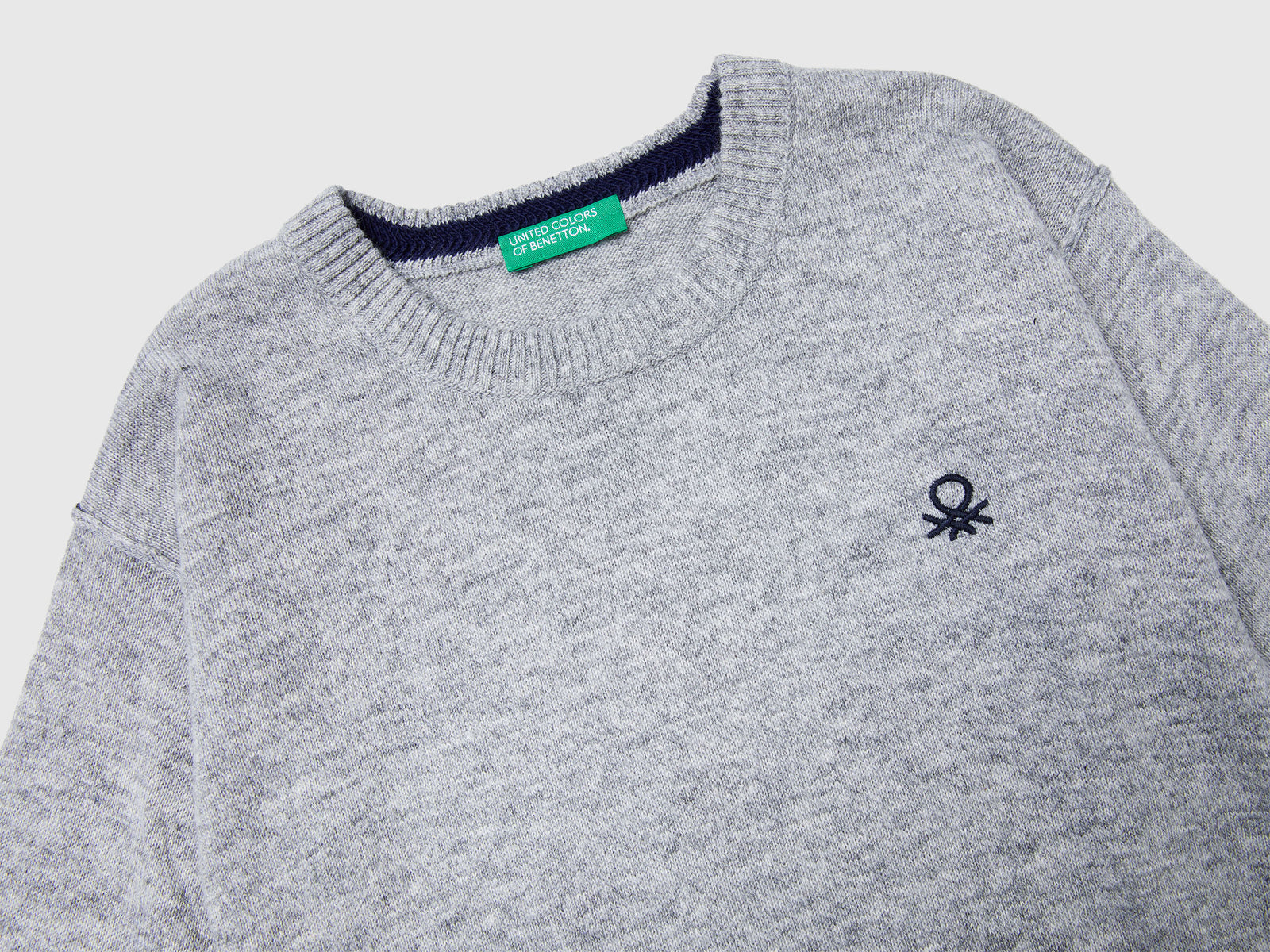 Maglia girocollo con ricamo da bimbo grigio chiaro 3 | Benetton Outlet