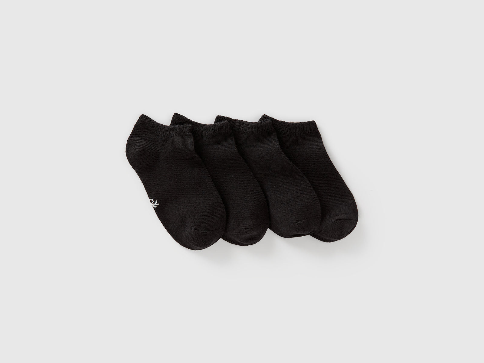 Quattro paia di calzini corti da bambino nero | Benetton Outlet