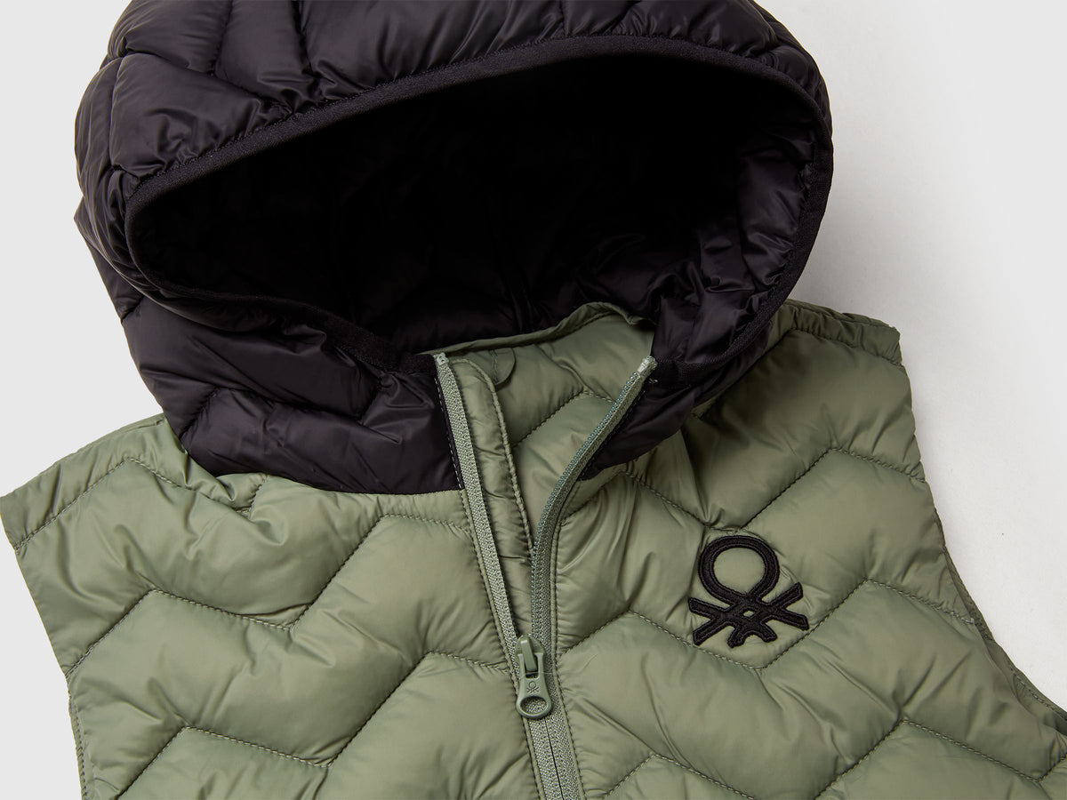 Gilet imbottito con cappuccio