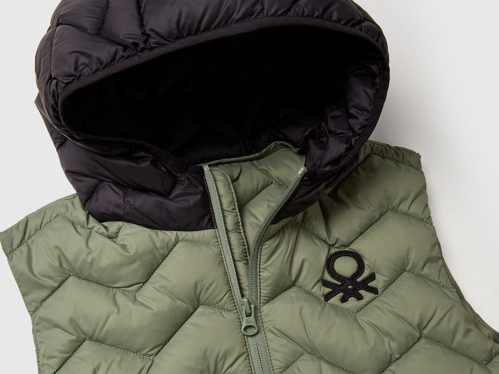 Gilet imbottito con cappuccio da bambino verde militare 3 | Benetton Outlet