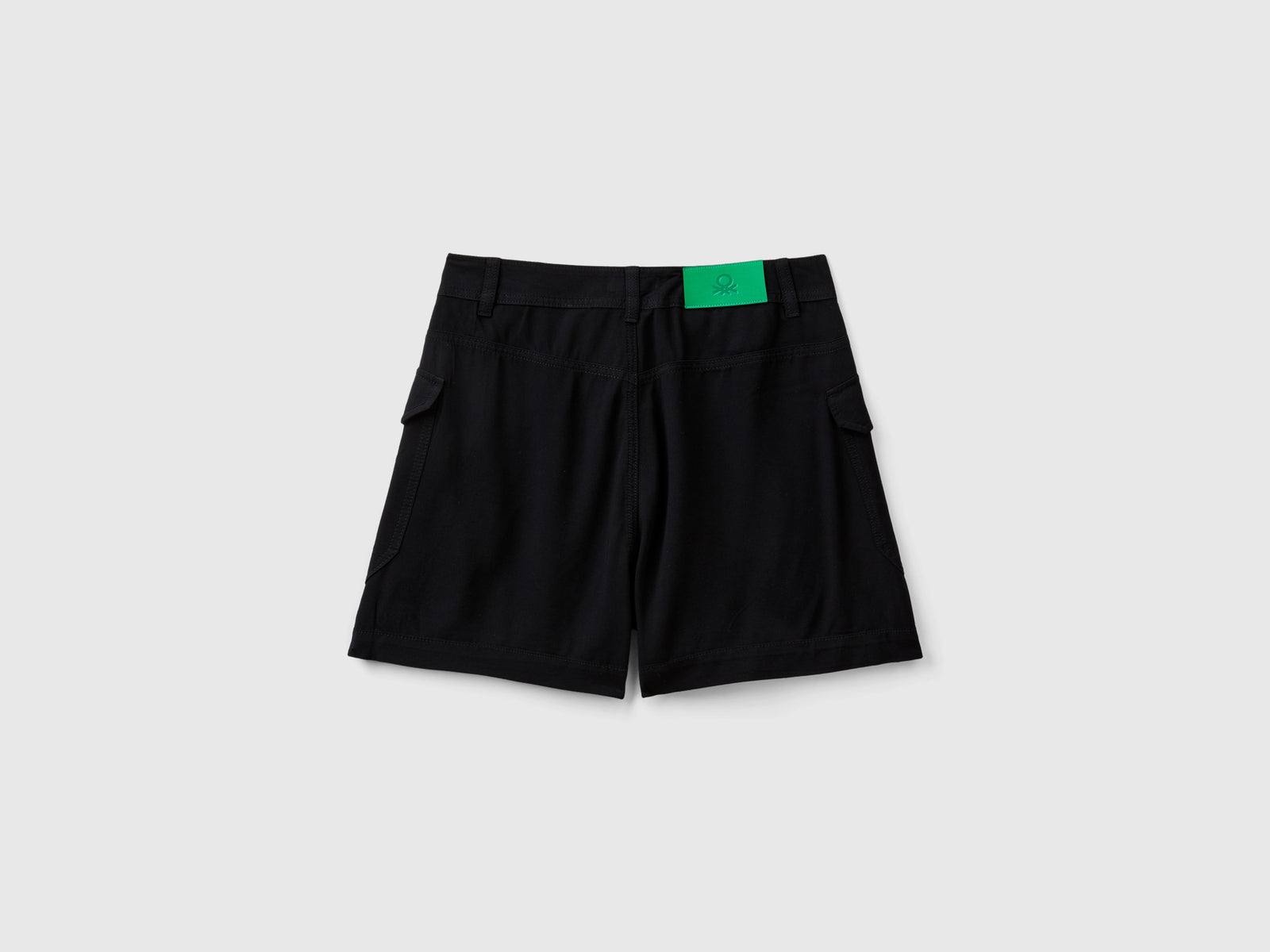Bermuda cargo in viscosa da donna nero 2 | Benetton Outlet