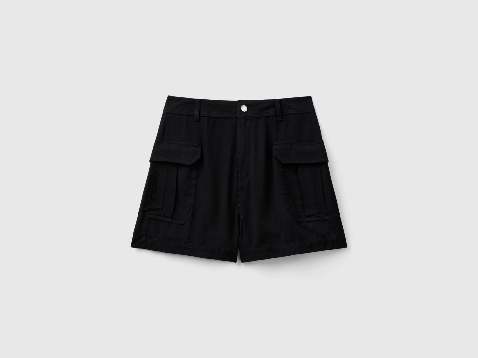 Bermuda cargo in viscosa da donna nero | Benetton Outlet