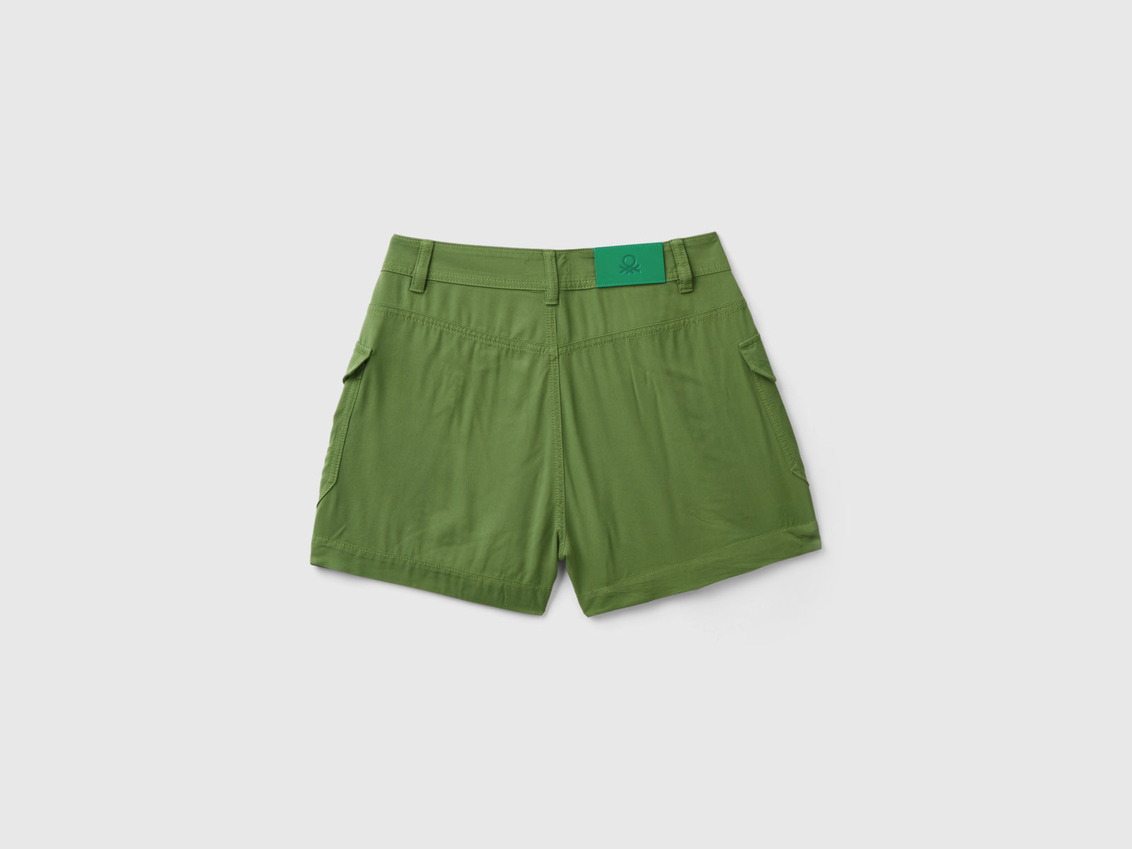 Bermuda cargo in viscosa da donna verde militare 2 | Benetton Outlet