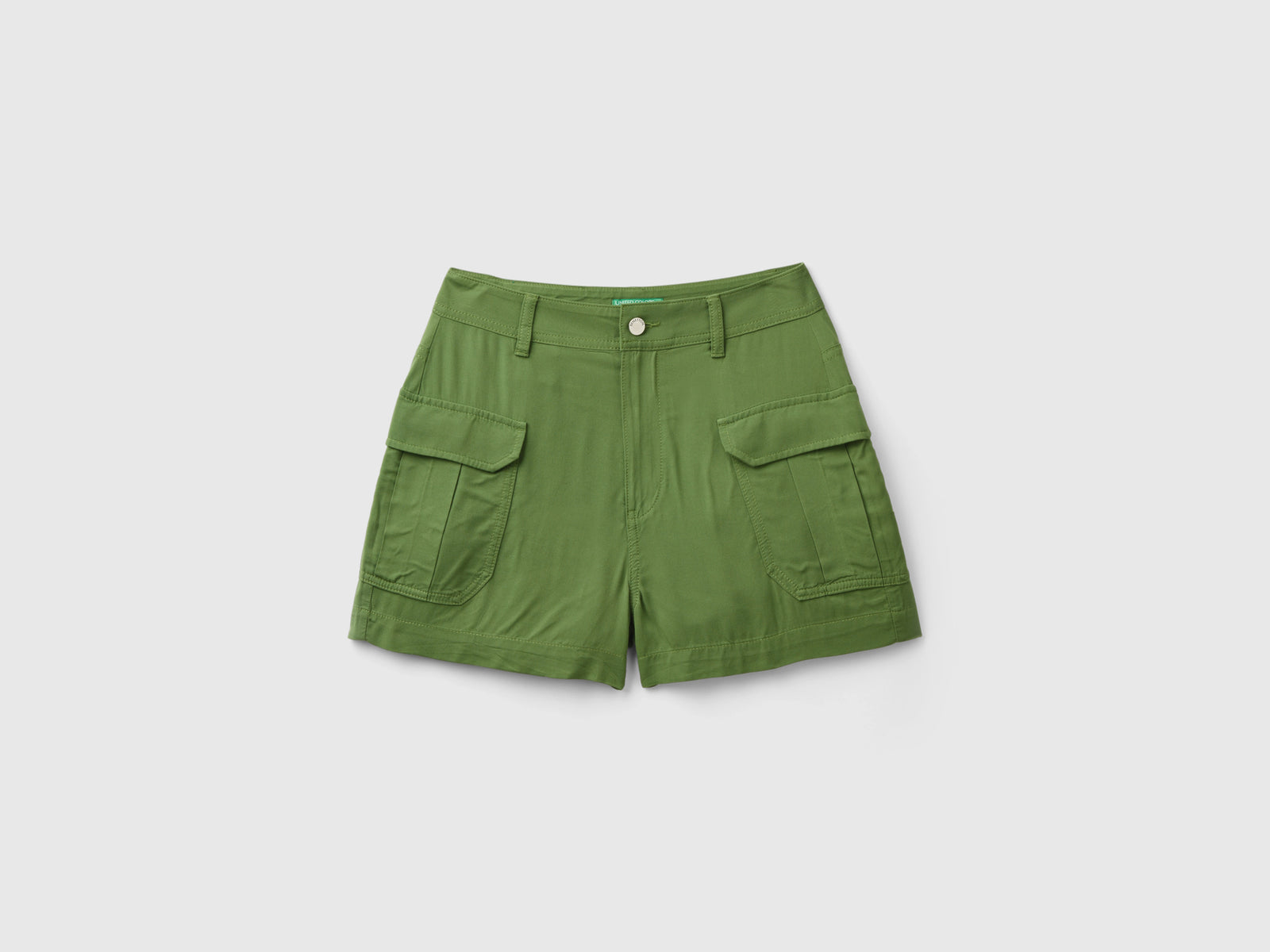 Bermuda cargo in viscosa da donna verde militare | Benetton Outlet