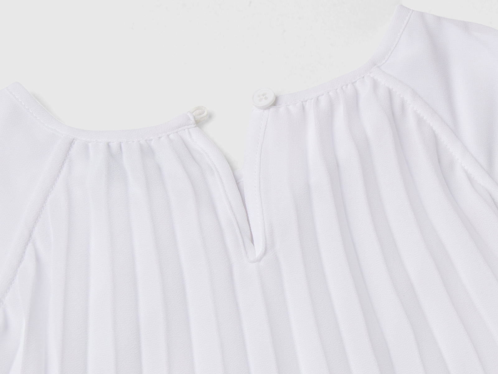 Vestito plissettato con cintura da bambina bianco 2 | Benetton Outlet