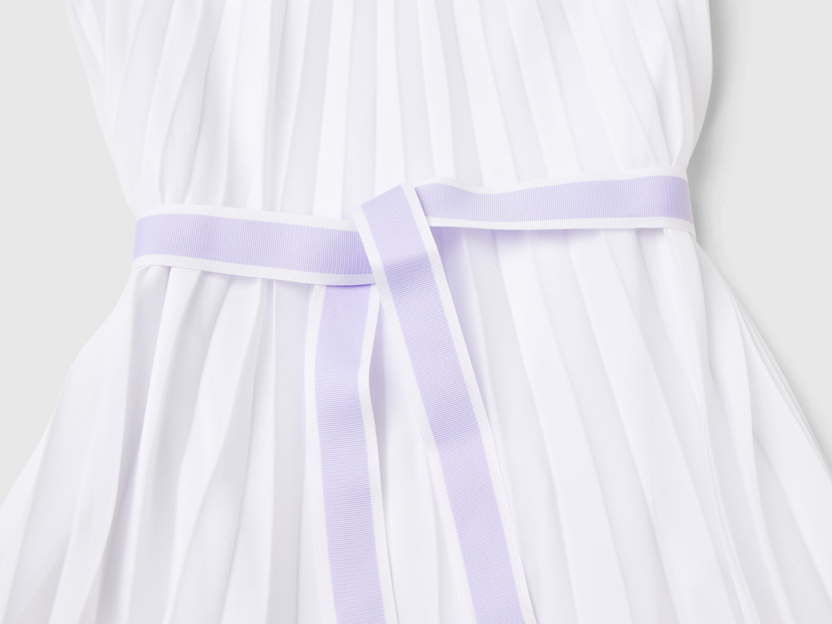 Vestito plissettato con cintura