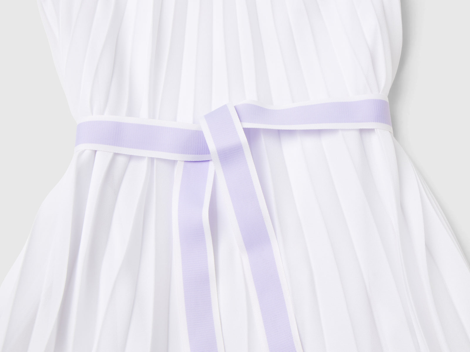 Vestito plissettato con cintura da bambina bianco 3 | Benetton Outlet
