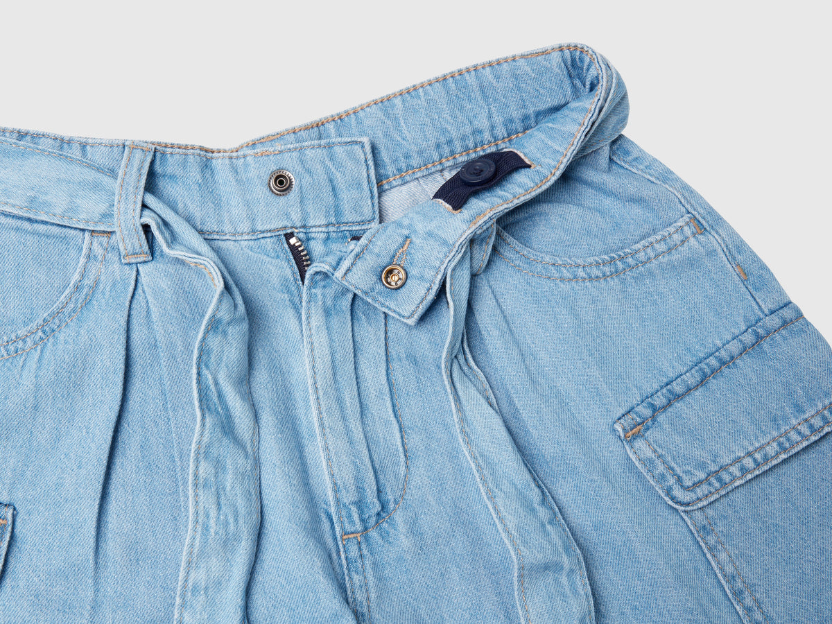 Bermuda cargo di jeans leggero