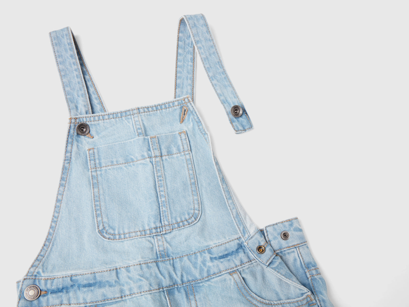 Salopette di jeans con tasche da bambina celeste 3 | Benetton Outlet