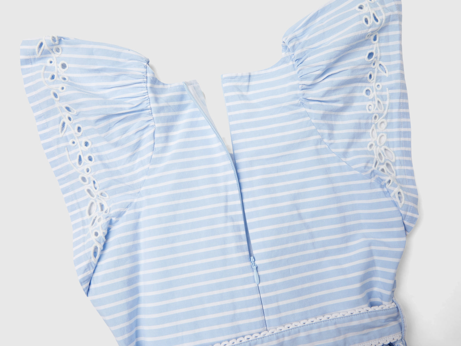 Vestito a righe con ricami da bambina celeste 2 | Benetton Outlet