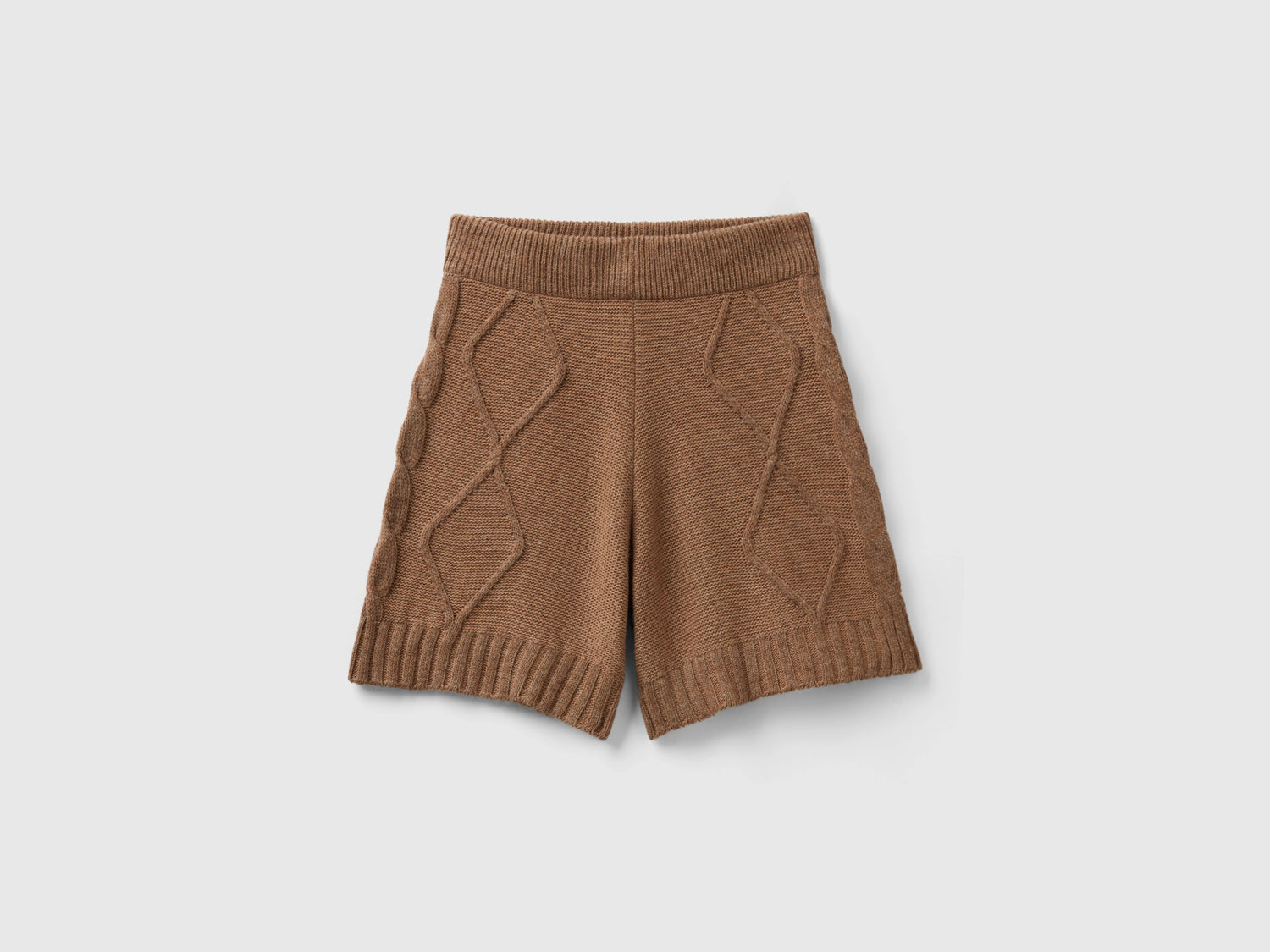 Bermuda in maglia con trecce e losanghe da donna cammello | Benetton Outlet