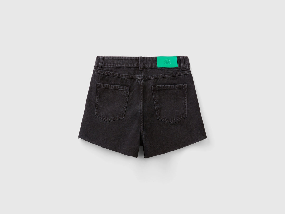 Shorts sfrangiati in misto cotone riciclato